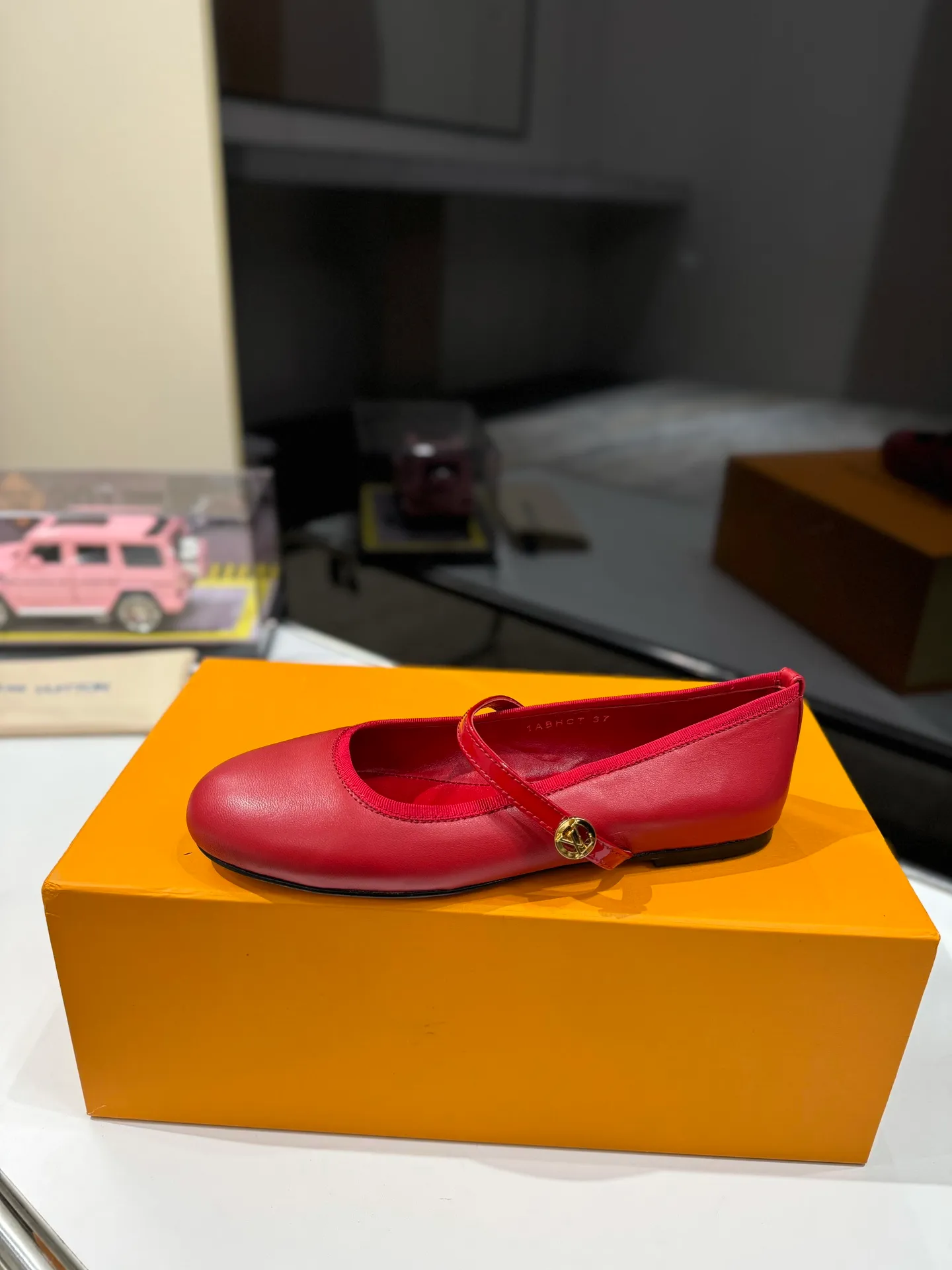 👟👟Ex-factory price 600👟👟 👟👟LV | Louis Vuitton 25𝐬𝐬 🧡💚2025 early spring new top version‼ ️The original version is the same. The counter specializes in the latest ROMY flat ballet shoes. Hard goods are new🆕 ❥Purchase level! Full of high-end feel! A popular model among bloggers at home and abroad, it’s retro and fashionable and looks amazing on your feet! Mainly recommended models on the official website★ ✅Upper: Highly customized denim/lambskin/presbyopia leather ✅Inner lining: imported sheepskin lining ✅Outsole: original Italian leather outsole ✅Shoe size: 35-39 (customized for 40, 41, 42) ✅Packaging: full set of exquisite packaging